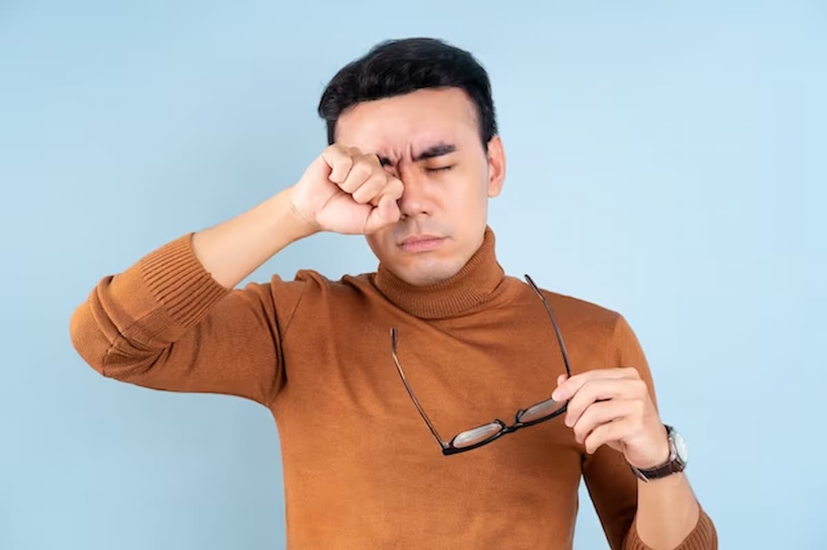 nháy mắt phải ở nam là điềm báo gì
