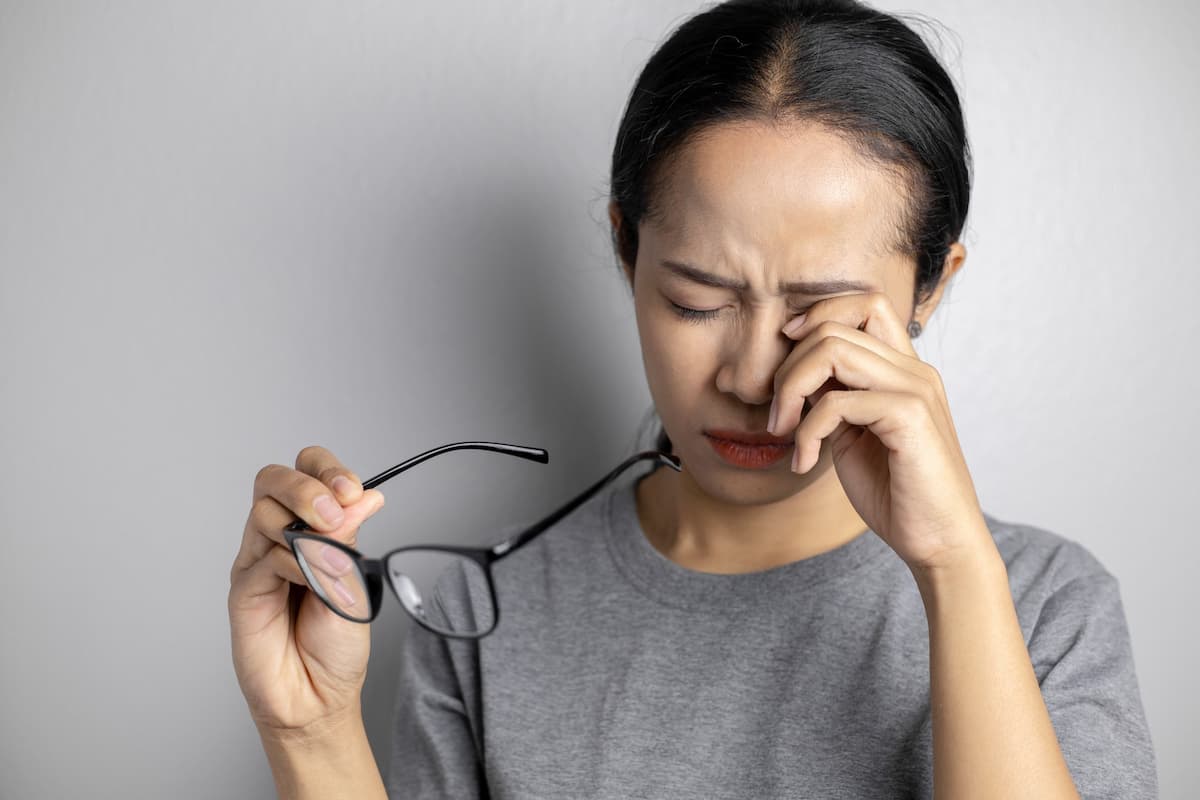 giải mã điềm báo khi nháy mắt phải ở nữ